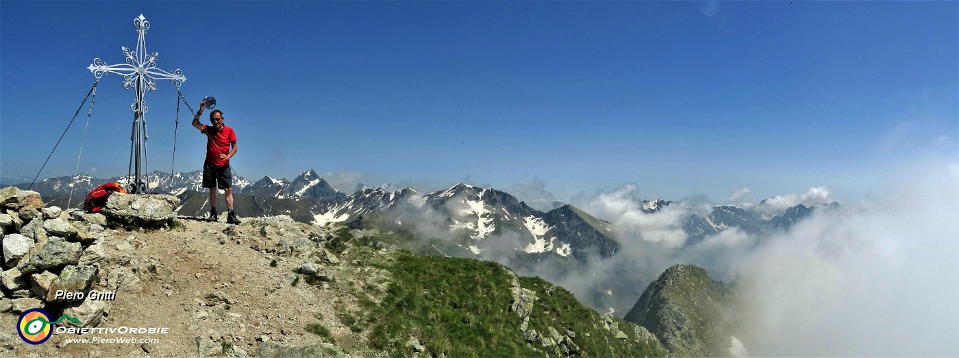 57 In vetta al Crono Stella (2620 m), sereno sulle alte cime orobiche,nuvoloso verso la Val Brembana.jpg